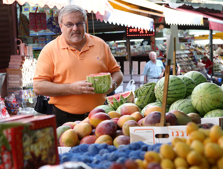 מנחם הורביץ בודק אבטיח (צילום: עודד קרני)