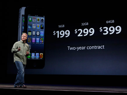 הצגת המחירים של האייפון 5 (צילום: AP)
