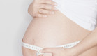 אישה בהריון מודדת את הבטן עם סרט מדידה (צילום: אימג'בנק / Thinkstock)