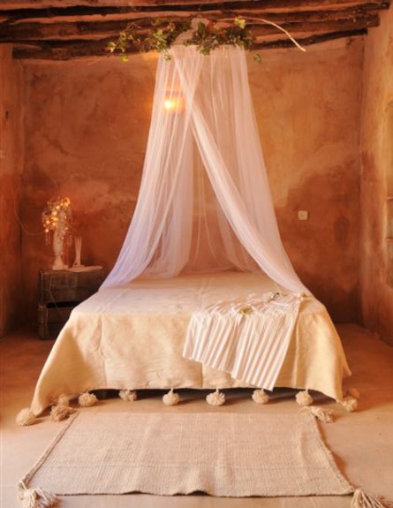 BERESHEET DESIGN'-מיטה עם טול (צילום: שי אדם)