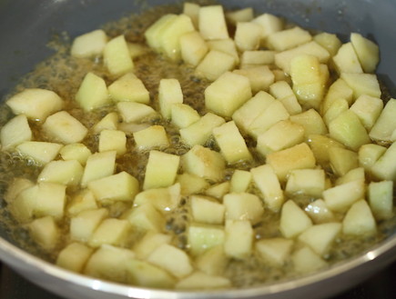 פנקייק תפוחים וקינמון - מכינים את התפוחים (צילום: חן שוקרון, mako אוכל)
