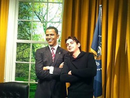סוחר סמים הצטלם עם בובת שעווה של הנשיא אובמה – ונת (צילום: KateRiep_Godbye)