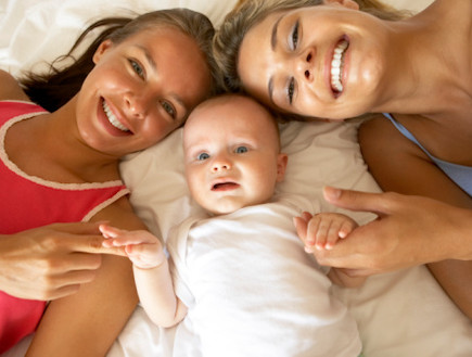 זוג לסביות ותינוק (צילום: אימג'בנק / Thinkstock)