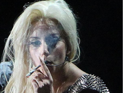 ליידי גאגא מעשנת סמים