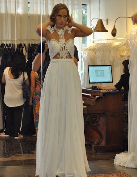 פפרצי איילה רשף מודדת שמלת כלה (צילום: צ'ינו פפראצי)