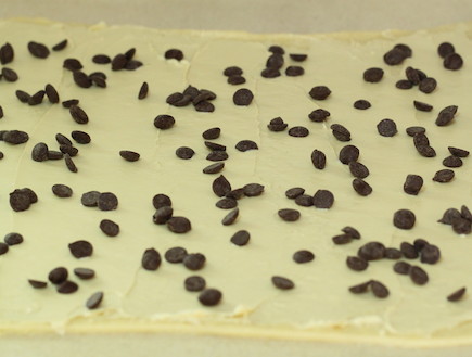 שושני שמרים שוקולד וחלבה - מפזרים שבבי שוקולד (צילום: חן שוקרון, אוכל טוב)