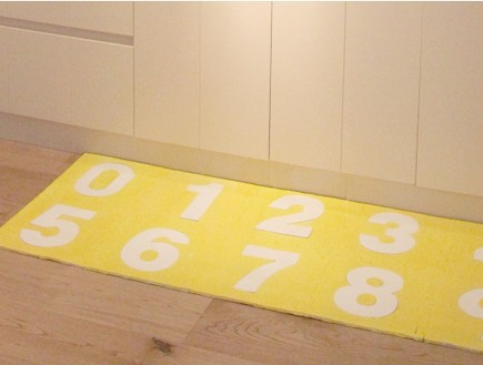 שטיח מספרים צהוב (צילום: דידי רפאלי)