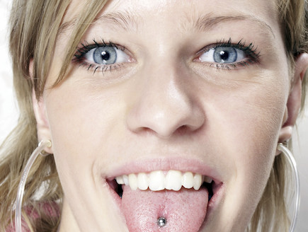 נערה עם עגיל בלשון (צילום: אימג'בנק / Thinkstock)