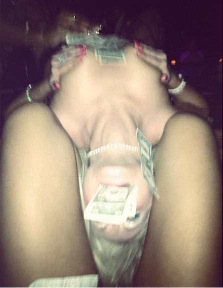 ריהאנה במועדון חשפנות (צילום: twitter)