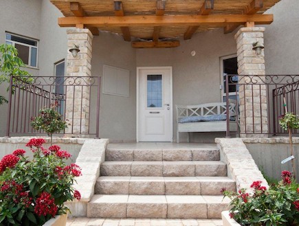 מדרגות בכניסה לבית (צילום: דודי מוסקוביץ)