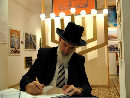 הרב יונה מצגר (צילום: שי גפן, באדיבות מוזיאון גוש קטיף בירושלים)