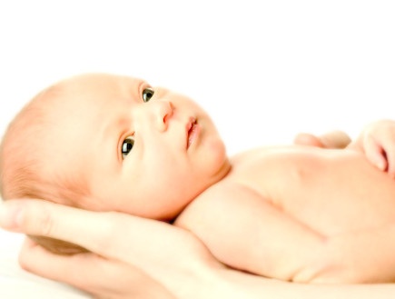 תינוק קטן בזרועות אמו (צילום: אימג'בנק / Thinkstock)