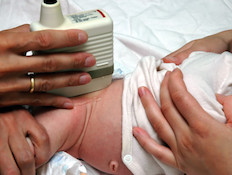 בדיקת פרקי ירכיים לתינוק (צילום: אימג'בנק / Thinkstock)