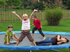 ילדים קופצים על טרמפולינה (צילום: אימג'בנק / Thinkstock)