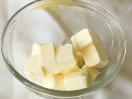 בראוניז - ממיסים חמאה (צילום: חן שוקרון, mako אוכל)