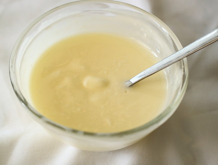 בראוניז - מערבבים את החמאה (צילום: חן שוקרון, mako אוכל)