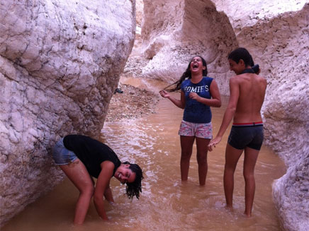 מטיילים משתעשעים בנחל פארן בערבה (צילום: צילום: איל יזרעאל מחוות כרמי עבדת)