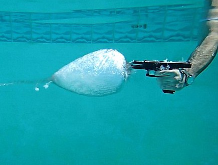 ירי באקדח מתחת למים