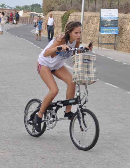 שרי גבעתי על אופניים (צילום: צ'ינו פפראצי)