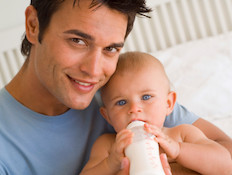 גבר מאכיל תינוק בבקבוק (צילום: אימג'בנק / Thinkstock)