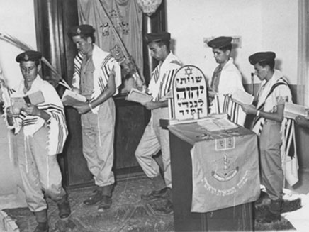 חיילים בשעת תפילה בסוכות, שנות ה-50 (צילום: ארכיון צה