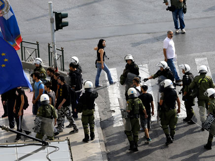 אלפי שוטרים יוונים נפרסו ברחובות (צילום: AP)