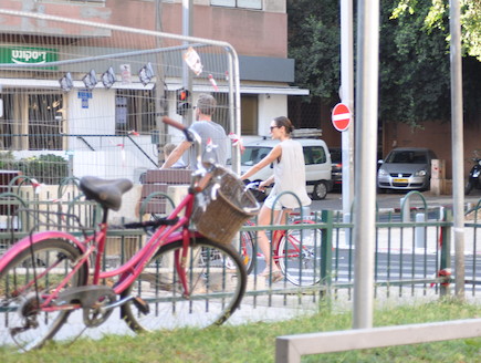 גל גדות וירון ורסנו בטיול אופניים (צילום: צ'ינו פפראצי)