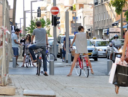 גל גדות וירון ורסנו בטיול אופניים (צילום: צ'ינו פפראצי)