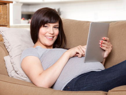 אישה בהריון עם אייפד (צילום: אימג'בנק / Thinkstock)