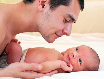אבא עם תינוק (צילום: אימג'בנק / Thinkstock)