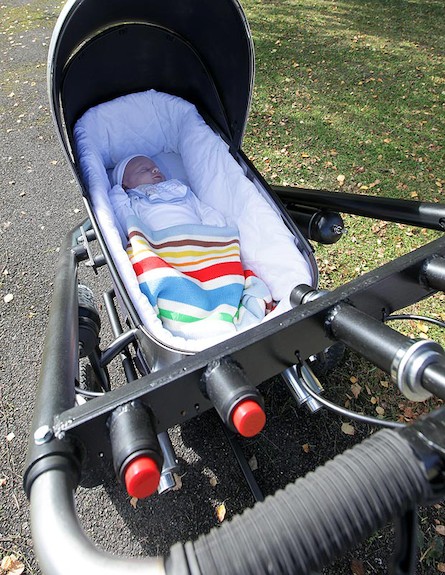 עגלת התינוק המהירה בעולם (צילום: thesun.co.uk)