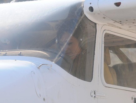 ליהיא גרינר מטיסה מטוס (צילום: ברק פכטר)