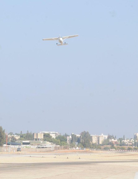 ליהיא גרינר מטיסה מטוס (צילום: ברק פכטר)