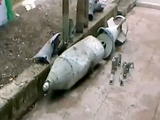המורדים מציגים פצצות מצרר בסוריה (צילום: YOUTUBE)