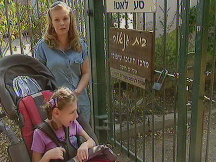 אמיליה ואמה מחוץ למוסד בו היא לומדת (צילום: חדשות 2)