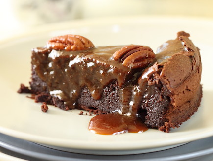 עוגת שוקולד, קרמל ופקאן - פרוסה (צילום: חן שוקרון, mako אוכל)