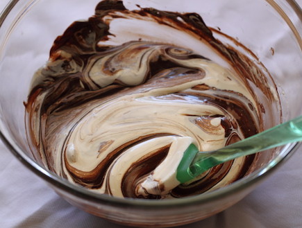 עוגת שוקולד, קרמל ופקאן - שלב 2 (צילום: חן שוקרון, mako אוכל)