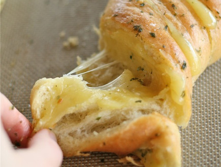 לחם שום גבינתי נתלש (צילום: מתוך הבלוג laurenslatest.com)