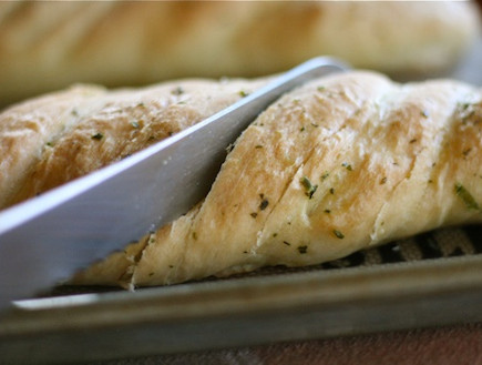 לחם שום גבינתי נתלש - חותכים את הלחם (צילום: מתוך הבלוג laurenslatest.com)