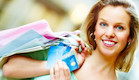 אישה מחזיקה כרטיסי אשראי ושקיות (צילום: אימג'בנק / Thinkstock)