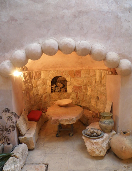 בית אריק פלצינג -שולחן מאבן (צילום: נבל דוד)