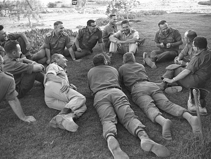 רחבעם זאבי, יצחק רבין ועזר וייצמן על הדשא (צילום: ארכיון צה"ל ומערכת הביטחון)
