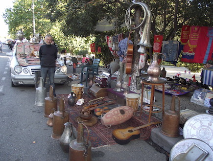 שוק הפשפשים של טביליסי. מזכרות גם מהתקופה הסובייטי (צילום: אלינור פוקס)