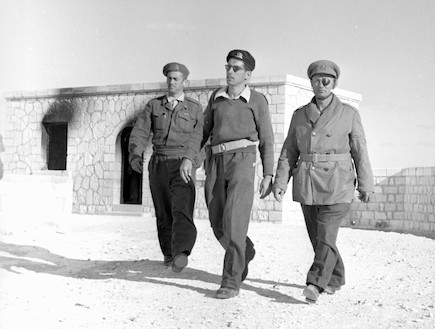 רחבעם זאבי ומשה דיין (צילום: ארכיון צה"ל ומערכת הביטחון)