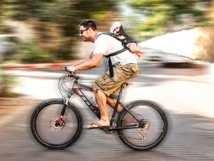 תומר רוכב על אופניים, אמה מאחור (צילום: תומר גרנצל)