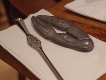 כלים לפיצוח סרטנים במסעדת טרומפלדור 10 (צילום: נעה תלם, האלבום המשפחתי)