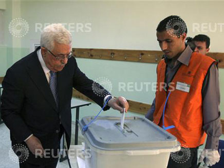 אבו מאזן הצביע בבחירות המקומיות ברשות (צילום: רויטרס)