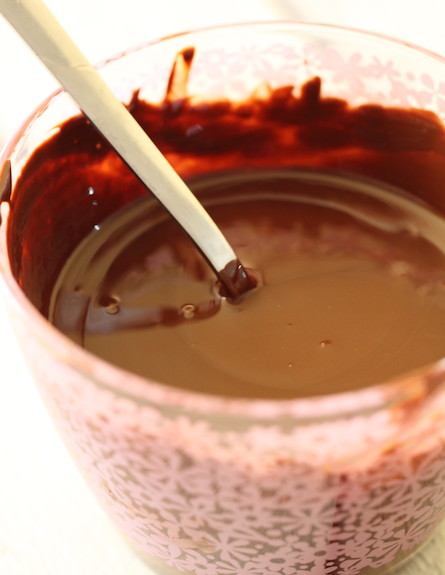 קאפקייקס קרמבו - ממיסים שוקולד (צילום: חן שוקרון, mako אוכל)
