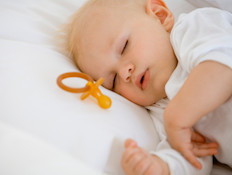 תינוק ישן עם מוצץ לידו (צילום: אימג'בנק / Thinkstock)