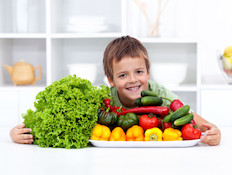 ילד ליד מגש ירקות (צילום: אימג'בנק / Thinkstock)